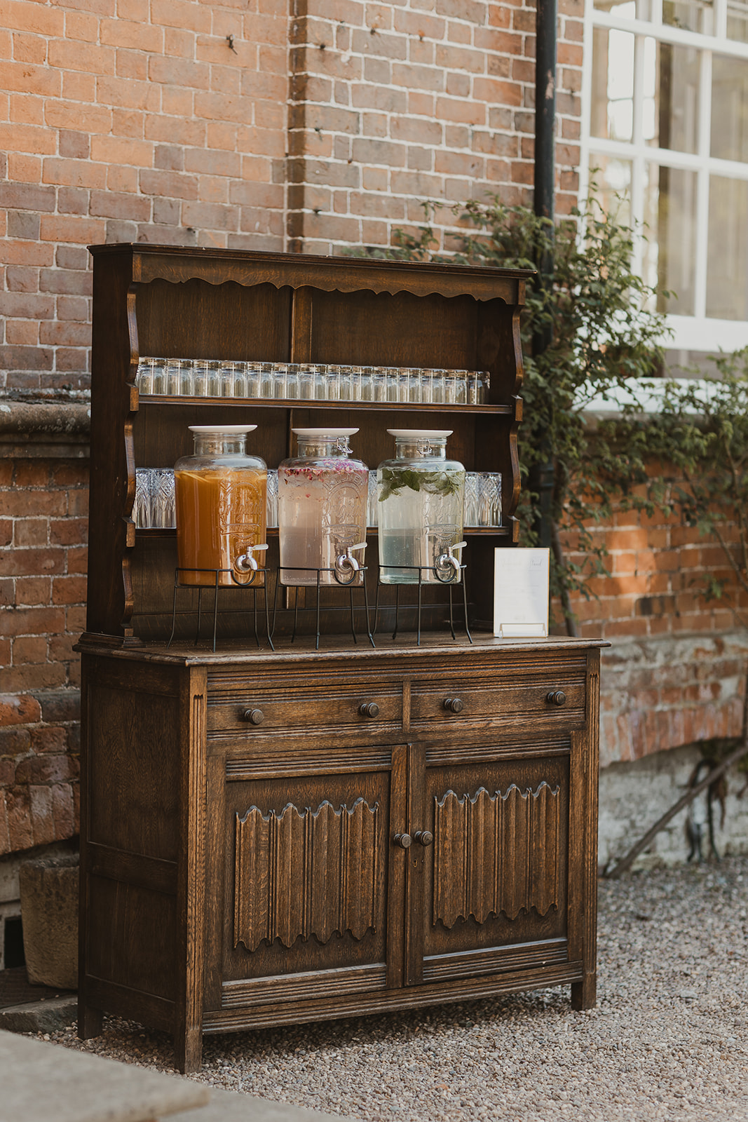 Cocktail Hour Tips from luxury wedding venue Iscoyd Park by Nesta Lloyd Photography