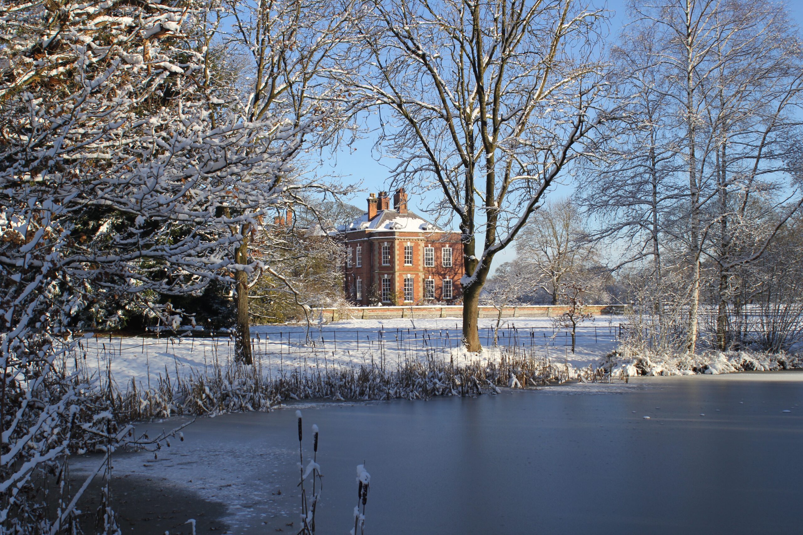 Looking for Winter Wedding inspiration. We show you how to create a Winter Wonderland Wedding at luxury venue Iscoyd Park.