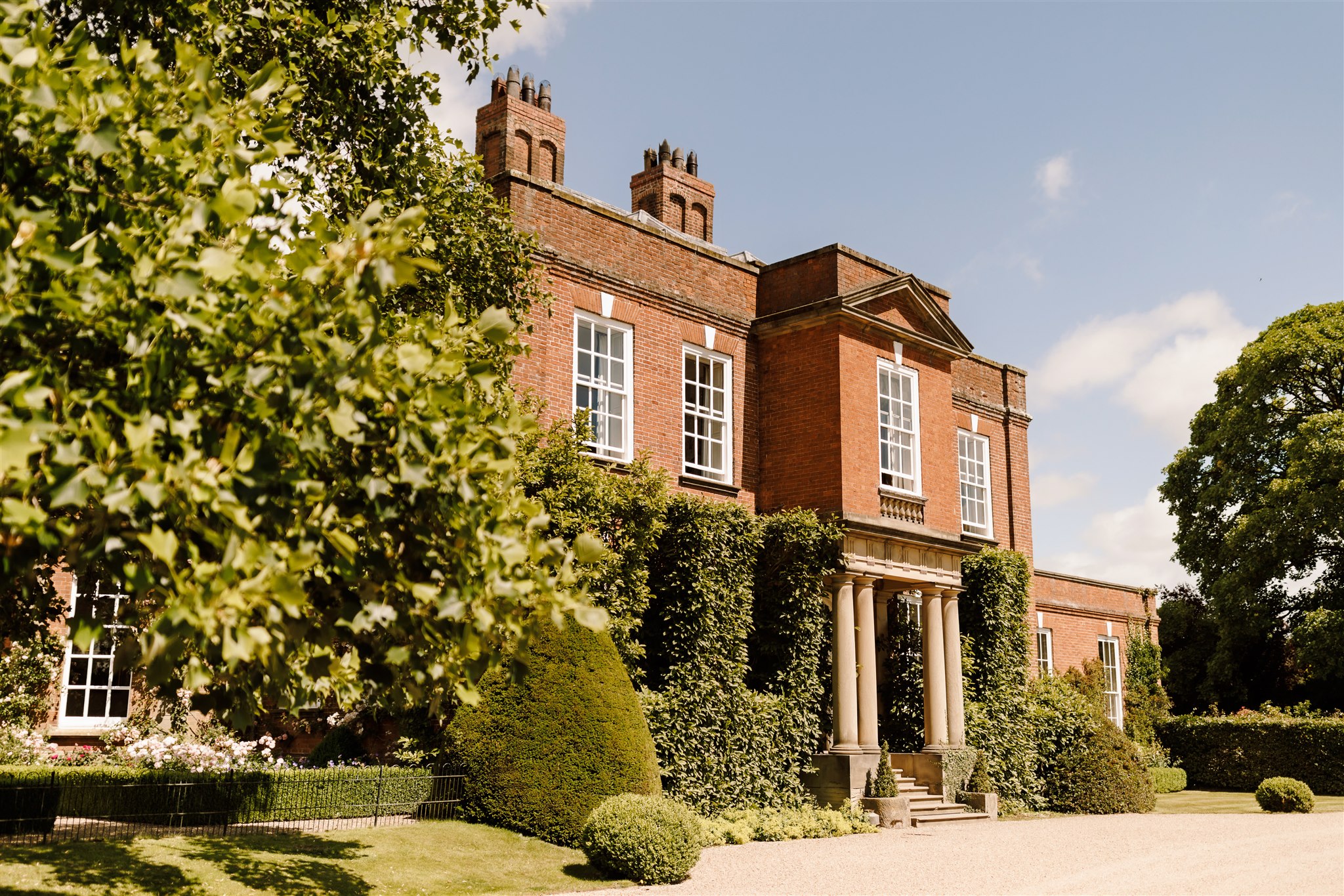 Red hot red romance at Iscoyd Park with an outdoor summer wedding at this exclusive venue