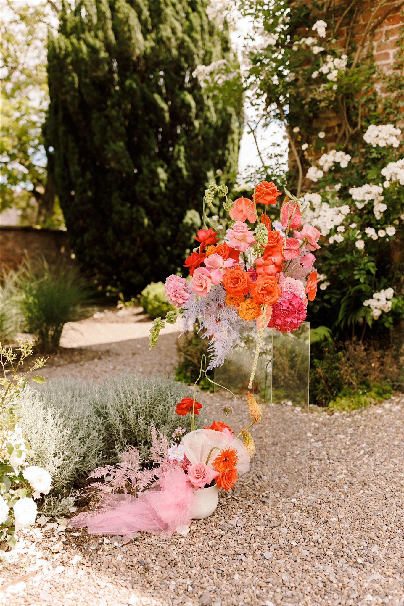 Red hot red romance at Iscoyd Park with an outdoor summer wedding at this exclusive venue